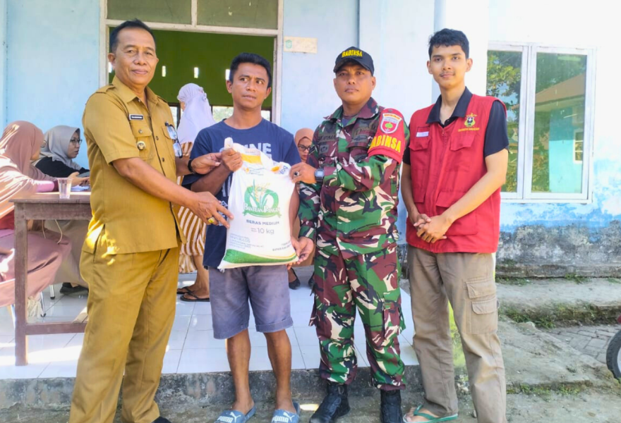 Pemerintah Desa Banyuanyara Menyalurkan Bantuan Beras Pangan Bulog